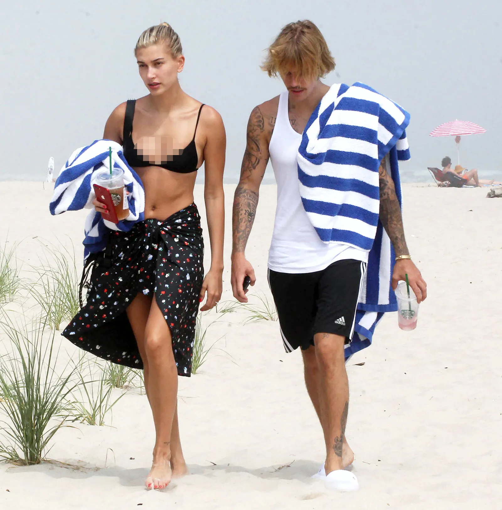 Justin dan Hailey kencan di sebuah pantai yang ada di Hamptons © INSTARimages via usmagazine.com