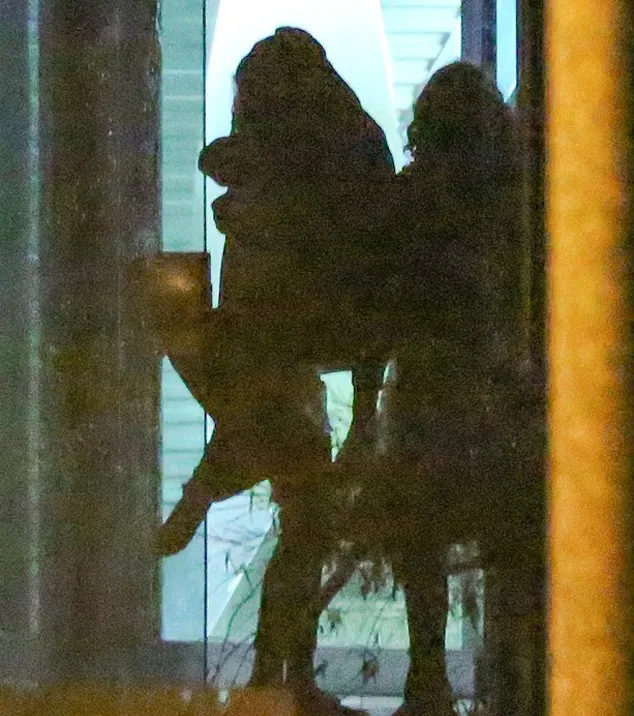 Justin dan Hailey pelukan mesra @ dailymail.co.uk