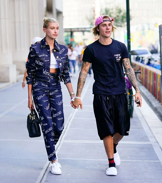 Justin gandeng mesra Hailey © Splashnews/dailymail.co.uk