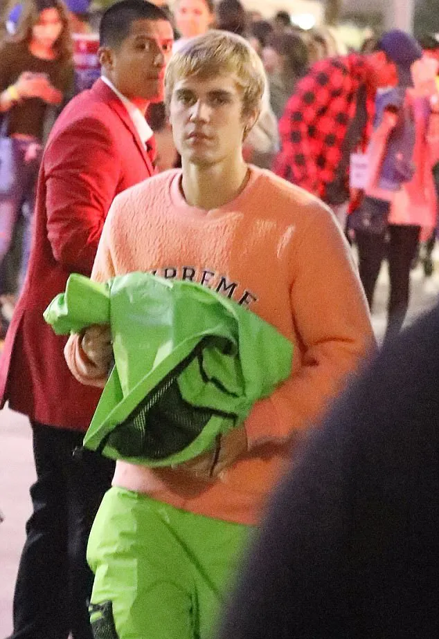 Justin masuk ke gereja yang sama dengan Selena © dailymail.co.uk