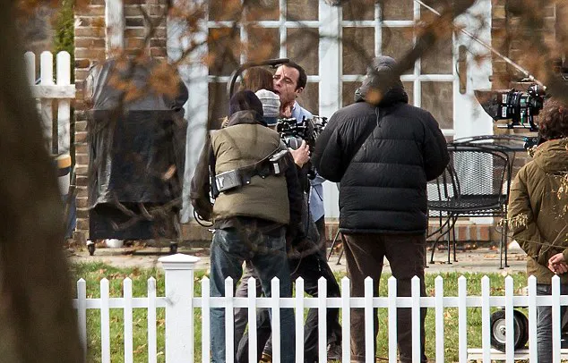 Adegan saat Emily menusuk leher Justin © Splashnews.com