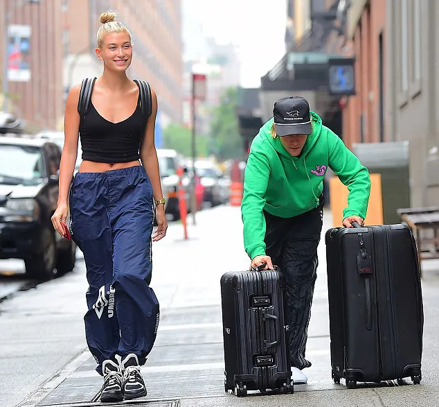 Justin bantu Hailey mendorong kopernya © Splashnews via dailymail.co.uk