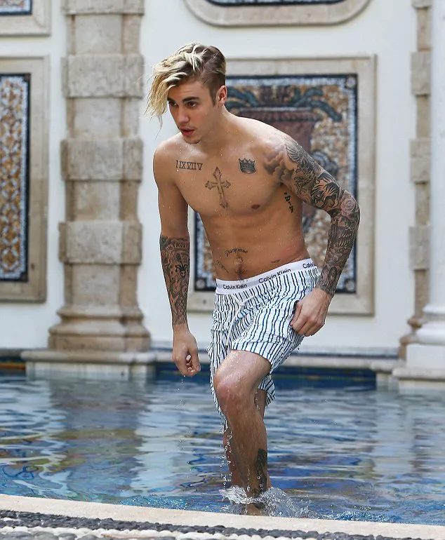 Justin Bieber saat shirtless, pamer tato dan otot kekar © FameFlynet.com