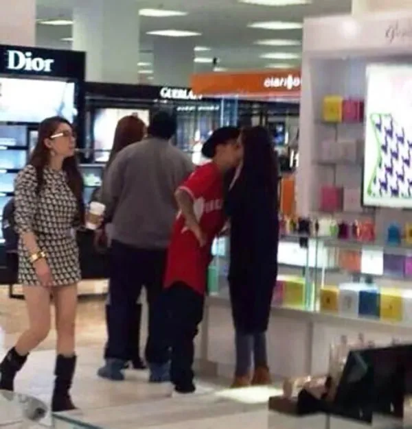 PDA alert! Ketahuan deh Justin lagi cium mesra Selena @ istimewa