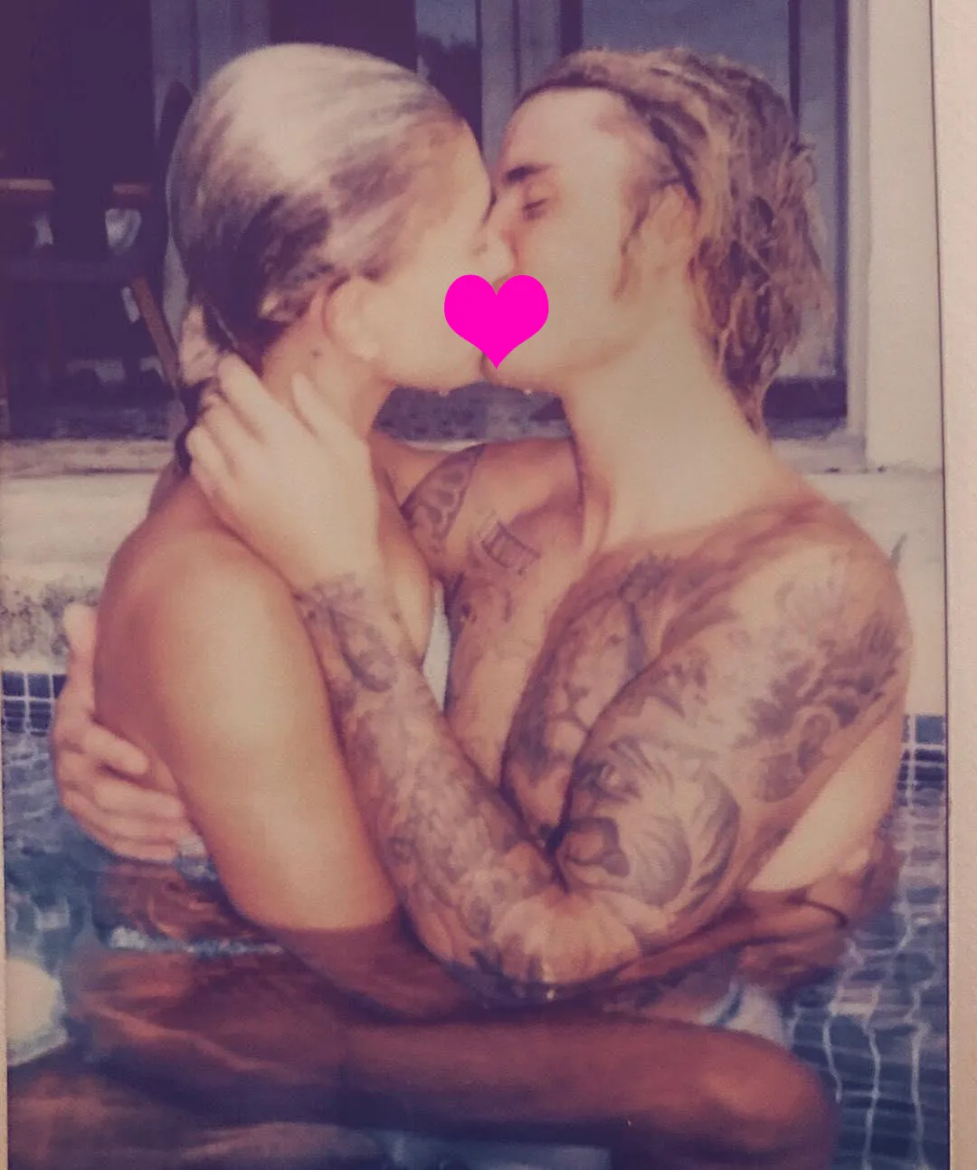 Justin dan Hailey ciuman dalam hot tub © instagram.com/justinbieber