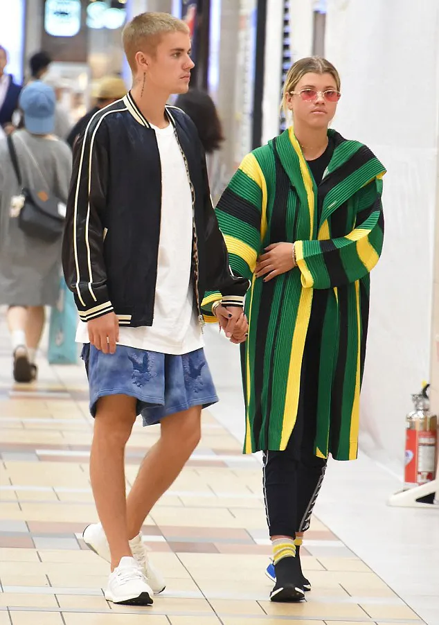 Justin gandeng mesra Sofia © dailymail.co.uk