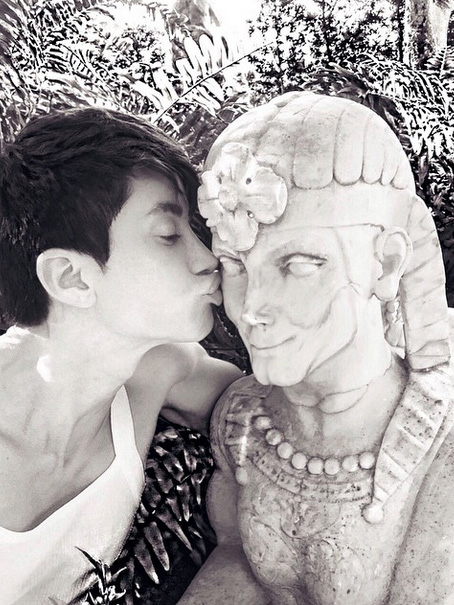 Justin Jedlica cium patung @ Instagram/Justin Jedlica