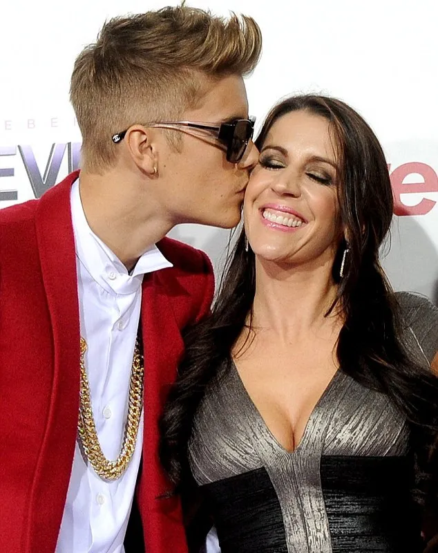 Justin Bieber dan ibunya @ dailymail.co.uk