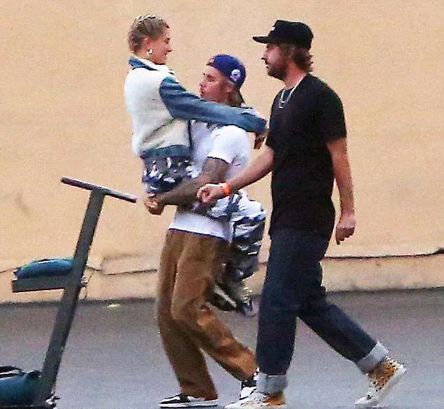 Justin gendong mesra Hailey © X17online.com via dailymail.co.uk