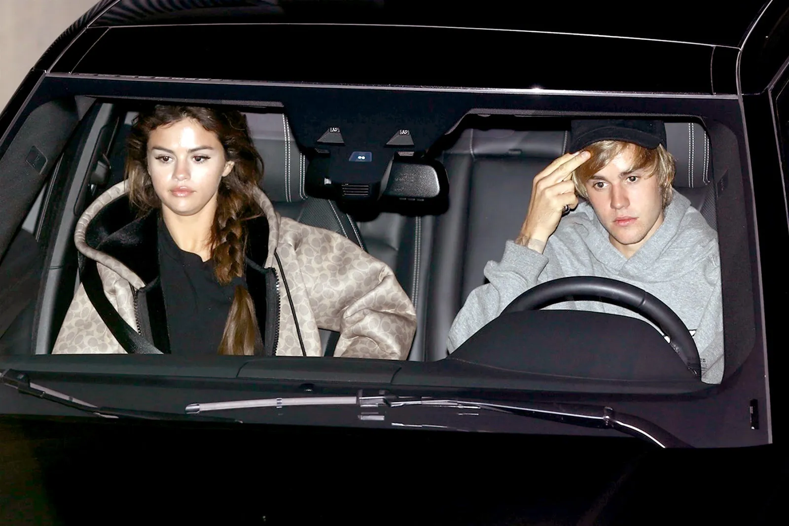 Justin dan Selena akhirnya ke gereja naik mobil yang sama © usmagazine.com