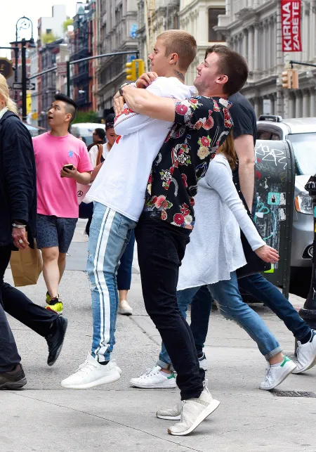 Momen bromance Justin dan Patrick, cute! © people.com