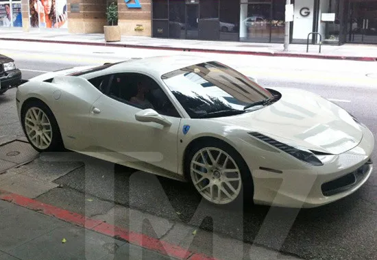 Justin Biber dan mobil Ferrarinya @ tmz.com