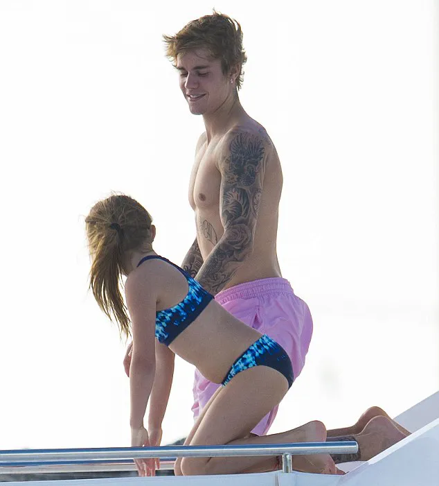 Justin ajari adiknya yoga © dailymail.co.uk