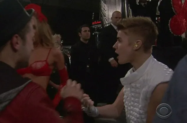 Justin masih melongo setelah model itu berlalu @ dailymail.co.uk