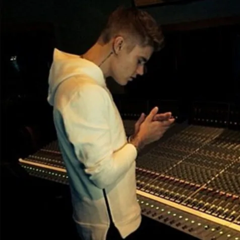 Tato Baru Justin Mengintip Dari Balik Jumpernya @ Instagram.com/justinbieber