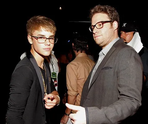 Jaga jarak, bukankah mereka lebih baik saling mendekap erat? @ dailymail.co.uk