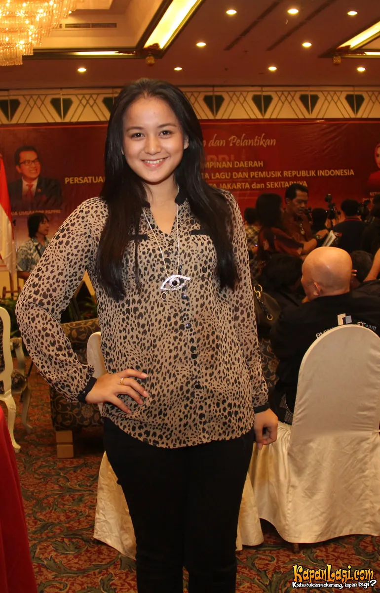 Juwita dan kakaknya dimanajeri oleh Annisa Bahar.