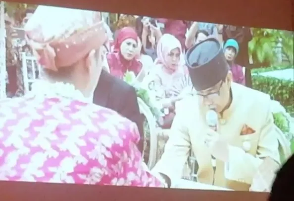 Junior Liem tampak melaksanakan prosesi akad nikah secara Islam. / ©Instagram.com/dessyastaria