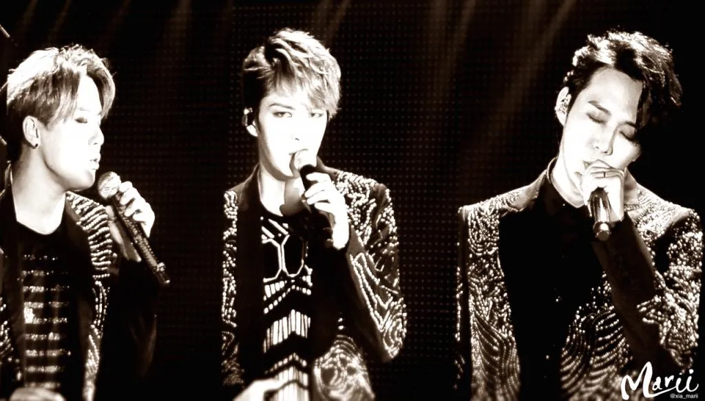 JYJ saat membawakan lagu TVXQ, Begin. foto: credit as tagged