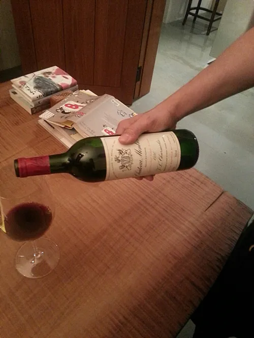 Wine 90 tahun yang dinikmati JYP, Bae Yoon Joon dan Lee Kyung Hee.