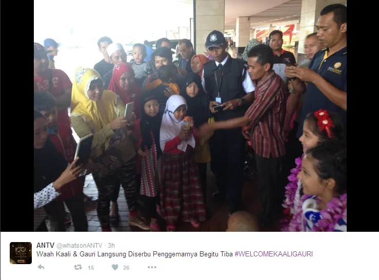 Kaali dan Gauri diserbu fans di bandara Soetta ©twitter/whatsonANTV