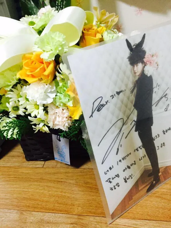 Sebuah kado dari Lee Jong Suk untuk seorang fans yang merupakan korban tenggelamnya Feri Sewol. ©Koreaboo.com
