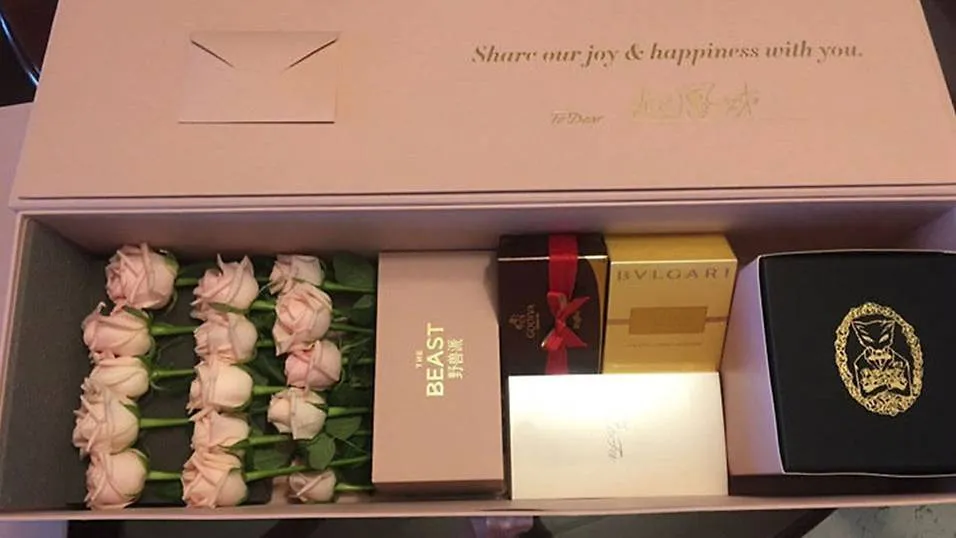 Kado Ruby Lin dan Wallace Huo untuk para tamu undangan yang hadir di pernikahan mereka. ©toggle.sg
