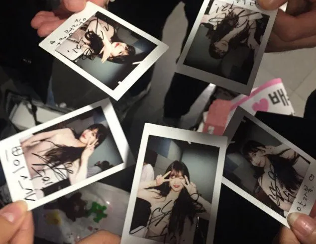Suzy Miss A memberikan tanda tangan untuk para fans di fanmeeting. ©allkpop.com