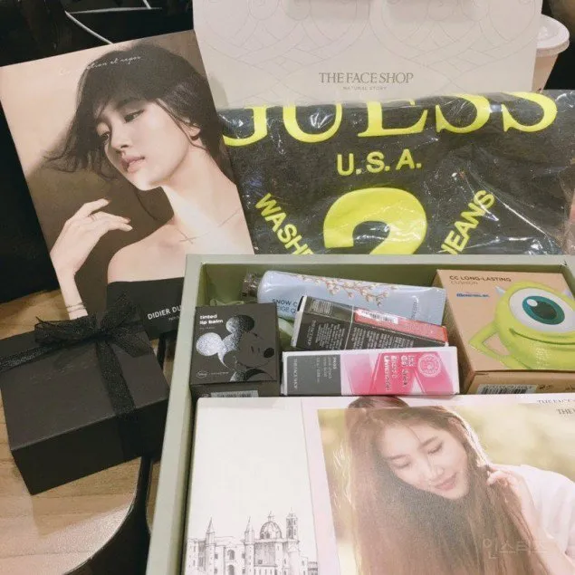 Kado Suzy Miss A untuk semua penggemar yang hadir di acara fanmeeting. ©allkpop.com