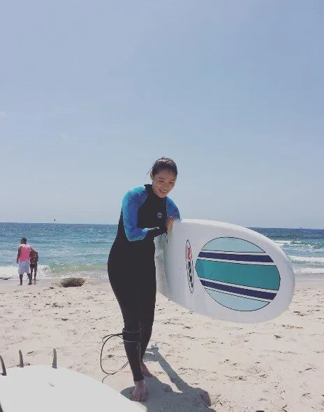 Park Kahi saat sedang surfing meski hamil tiga bulan. ©Instagram/imisskahi