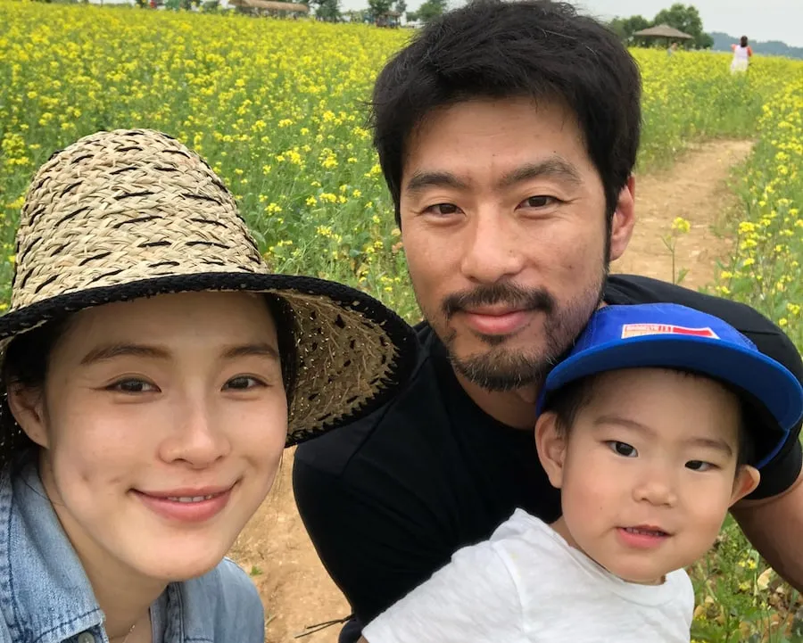 Park Kahi bersama suami dan anak pertama mereka. Credit: via soompi.com