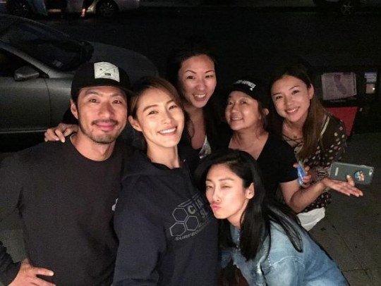 Kahi posting foto bareng suami, makin cantik saat hamil. ©Nate.com