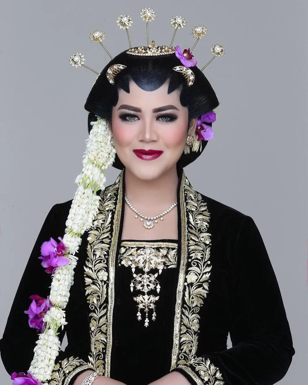 Kahiyang Ayu menjadi model untuk buku Bennu Sorumba. © Instagram/ayanggkahiyang