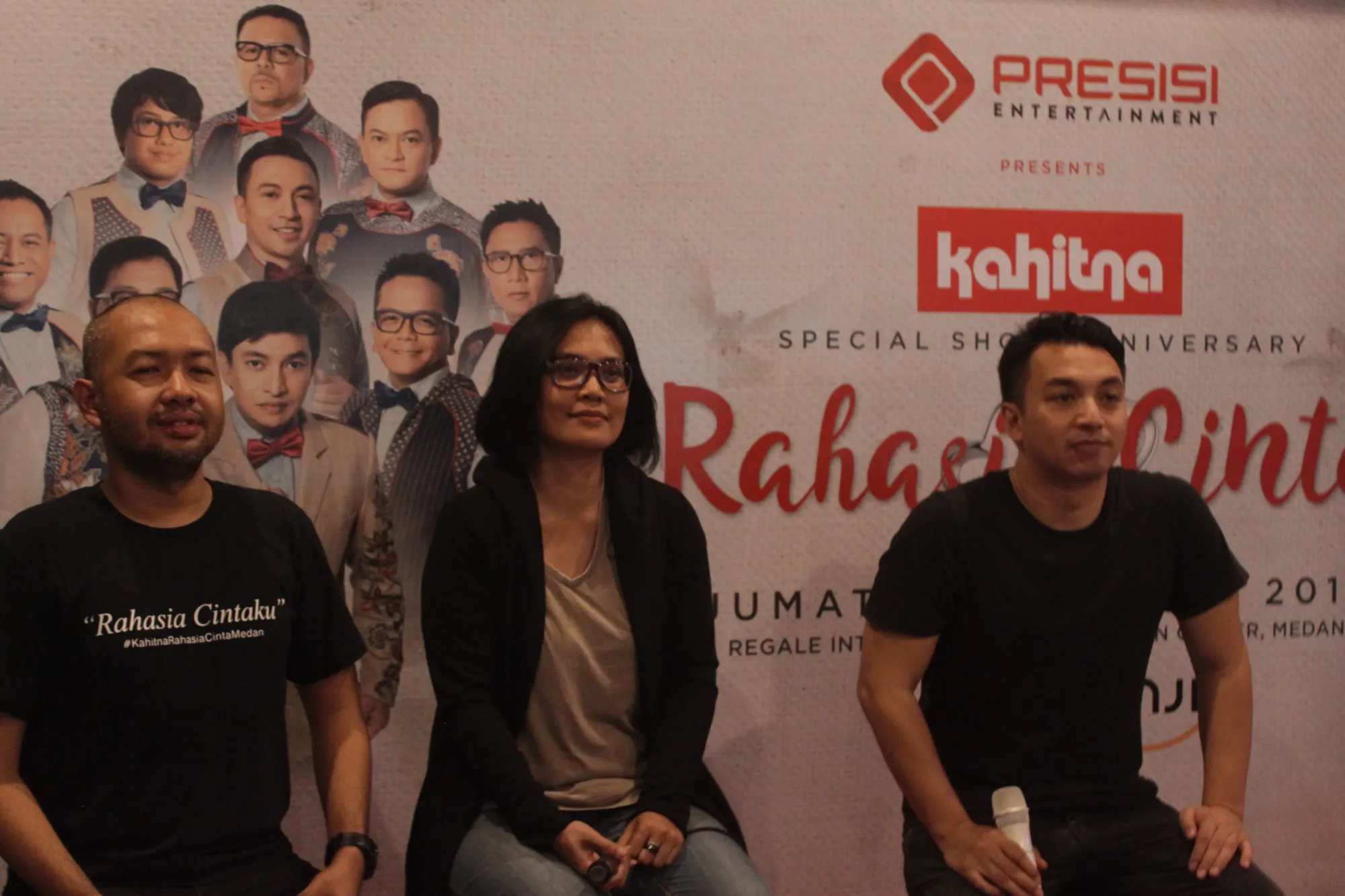 Mario mewakili Kahitna melakoni preskon di Medan. (Romulo Mulo)