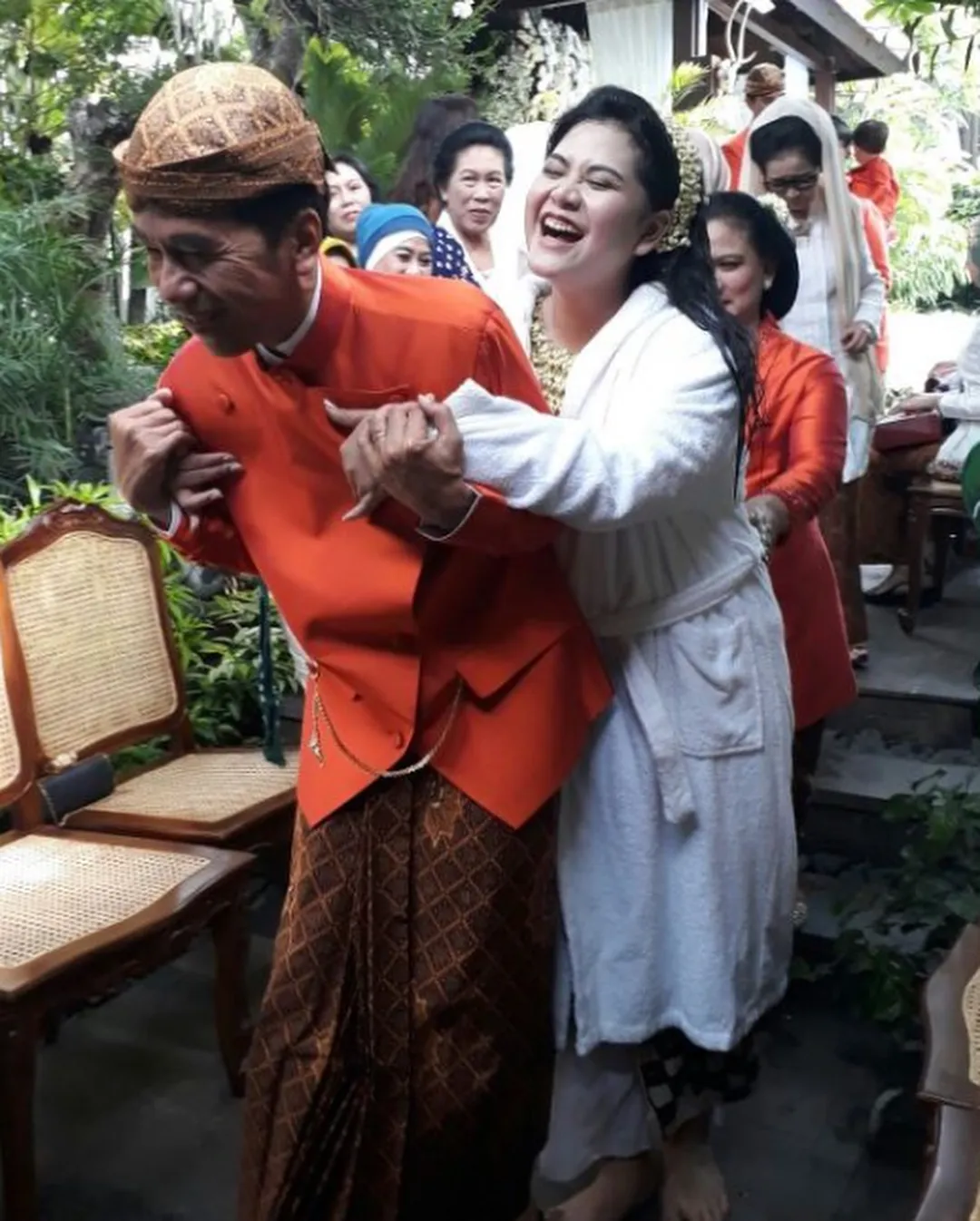 Tawa Kahiyang di acara siraman ©instagram/indonesiavoice_