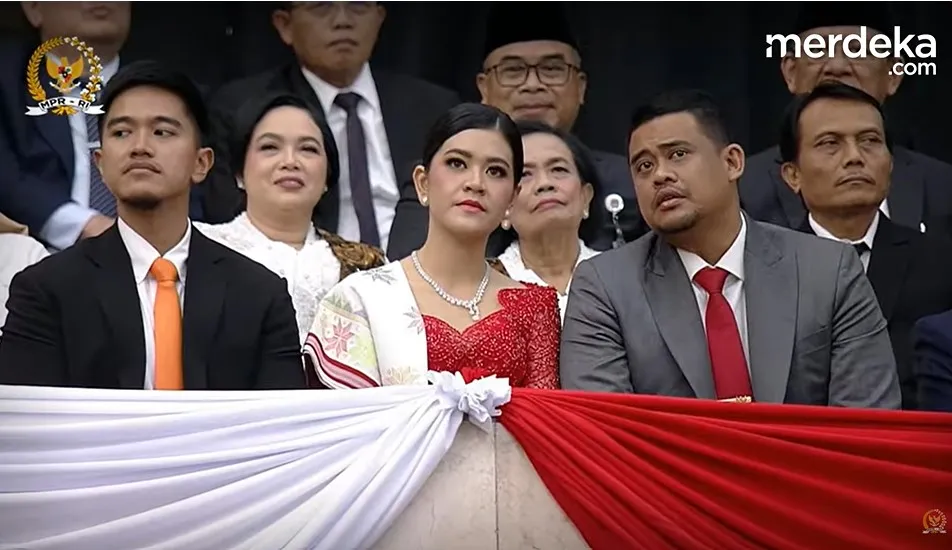 Pakai Kebaya Merah Menyala