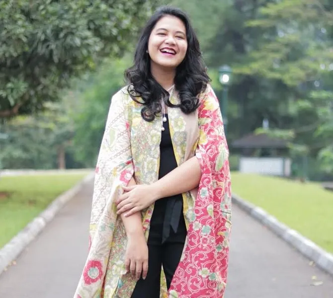 Kahiyang hanya mengandalkan bedak dan lisptik saat keluar rumah. © Instagram.com/ayanggkahiyang