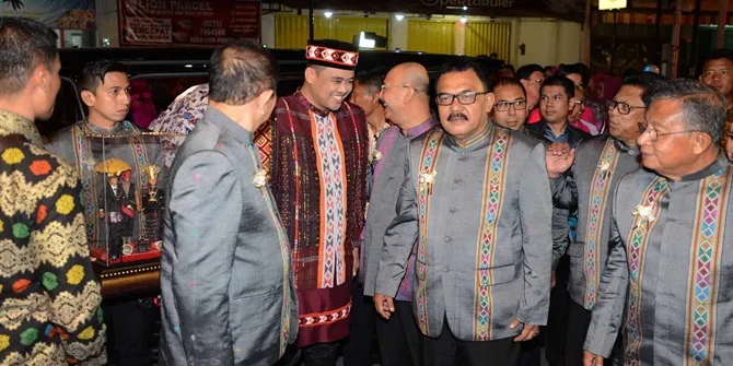 Malam midodareni menurut tradisi Jawa adalah malam perkenalan antara dua keluarga, dimana calon pengantin wanita dipingit di dalam kamar. © KapanLagi.com/Bayu Herdianto