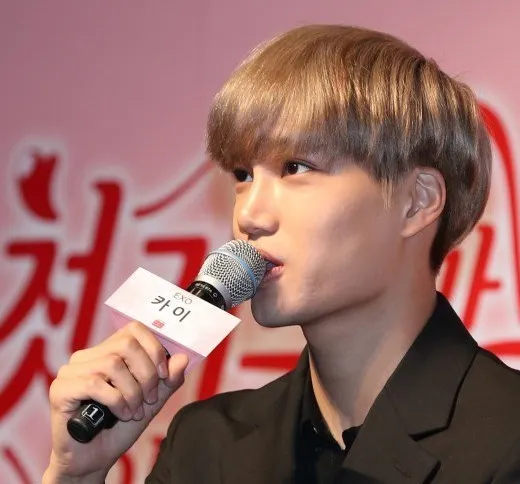 Kai saat menghadiri konferensi pers 7 First Kisses. Perhatikan hidungnya? © allkpop.com