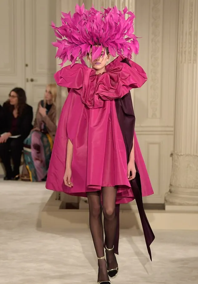 Kaia Gerber tampil mencuri perhatian di pagelaran busana Paris Haute Couture Fashion Week. Credit: dailymail.co.uk