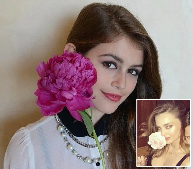 Pose Kaia yang terinspirasi dari Miranda @ instagram.com/cindycrawford