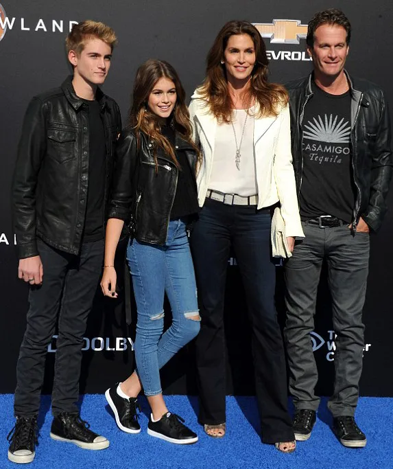 Duel gaya Kaia dan Cindy, siapa yang lebih keren? @ dailymail.co.uk