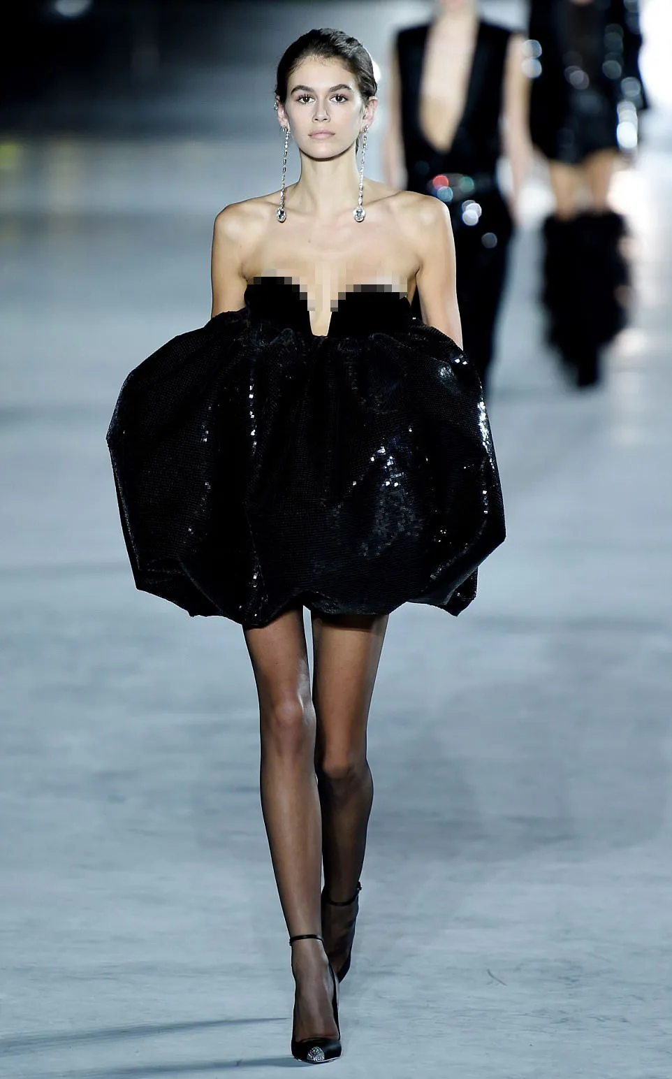 Stunning! Kaia cantik di Paris Fashion Week © Shutterstock/dailymail.co.uk