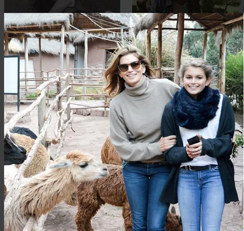 Memilih pilihan atasan yang sama keduanya selalu tampil serasi © instagram.com/cindycrawford