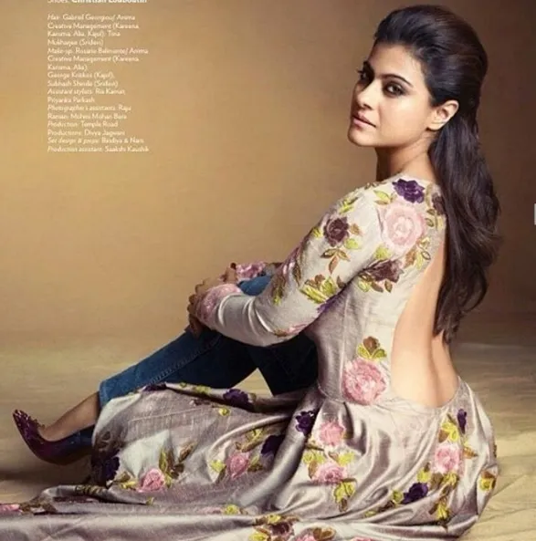 Kajol pamer punggung dengan gaun dari Manish Malhotra. ©vogueindia