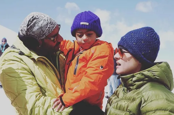 Ajay liburan bareng Kajol dan Yug ©instagram/ajaydevgn