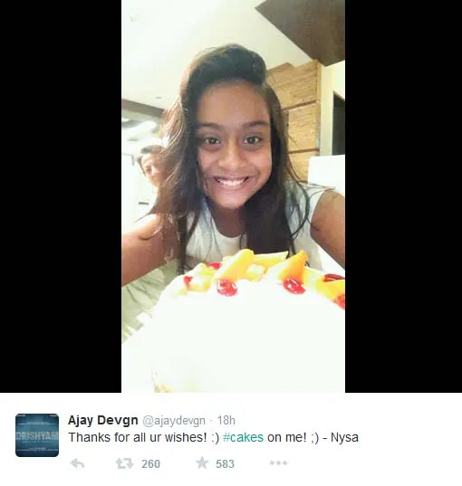 Begini selfie Nysa saat 'bajak' ponsel ayahnya. @twitter/ajaydevgn