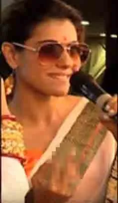 Kajol goda wartawan dengan menunjukkan jari tengahnya. ©pinkvilla