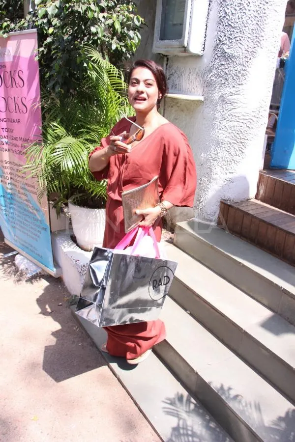 Usia sudah tak lagi muda, tapi senyum Kajol tetap mempesona ©pinkvilla