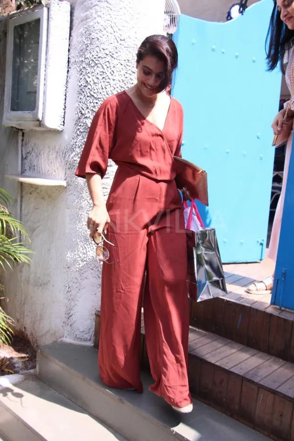 Pakai jumpsuit begini, Kajol nampak cantik ya? ©pinkvilla